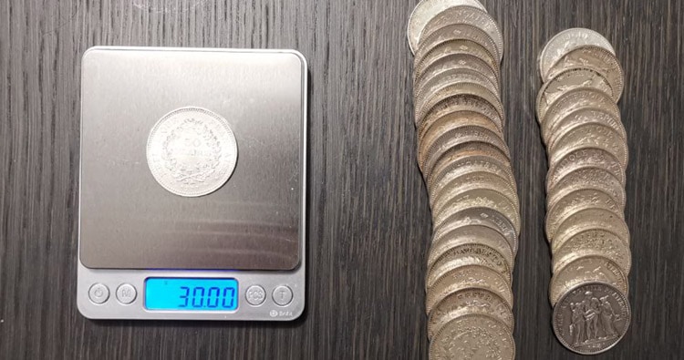 Une pièce de cinquante francs Hercule sur balance pesée à 30 grammes précis